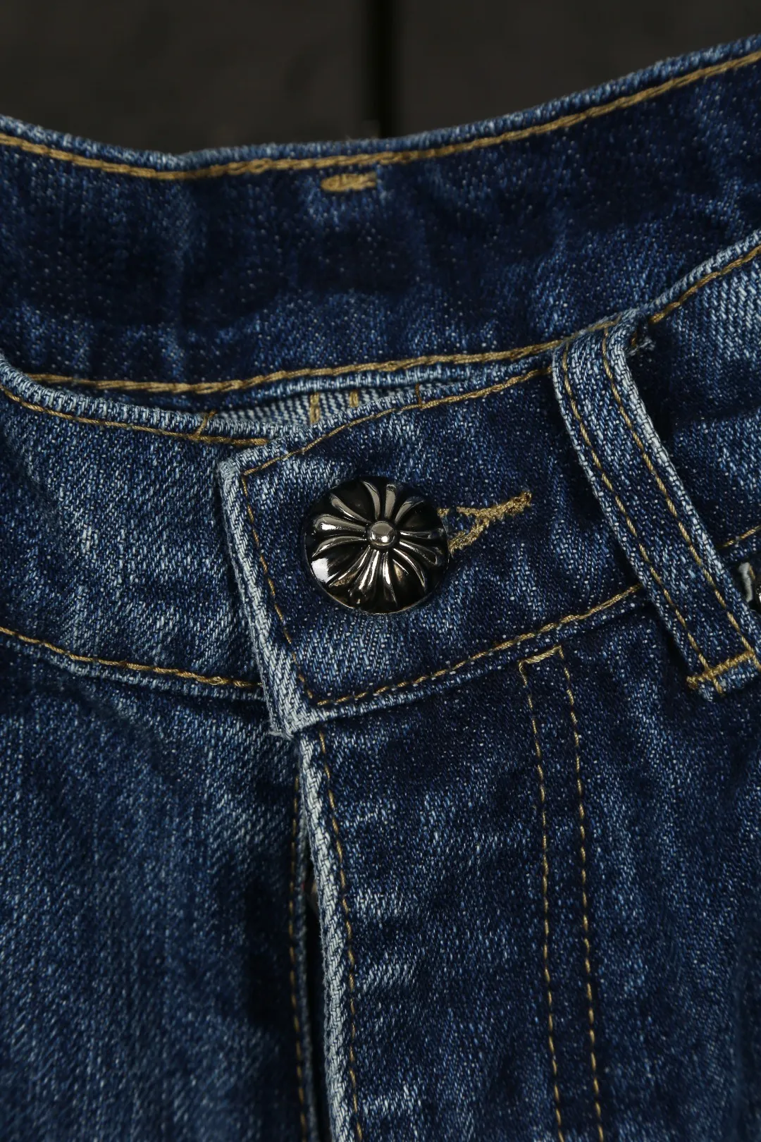 P260 Actual photo [High quality] Code: 25017# Color: Ice blue Size: S/28 to Fermentation wash and soft color fixation, soft and thick to wear. Details are all hand-polished and made with craftsmanship. All-over jacquard fabric has a unique design style. Multiple processes have been used to create a full retro feel. A niche and unique non-contrast shirt. Customized distressed spray-painted buttons. Every detail is crafted with craftsmanship.